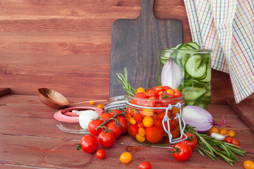 Frische Tomaten einlegen