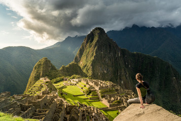 Frau geniesst Blick über die Ruinen von Machu Picchu © schame87