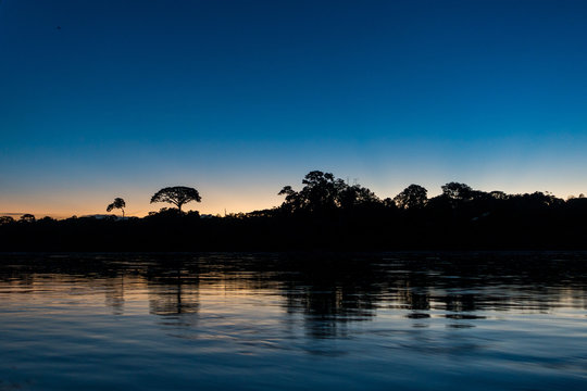 Sonnenaufgang &uuml;ber dem Amazonas-Regenwald entlang des Rio Tambopata
