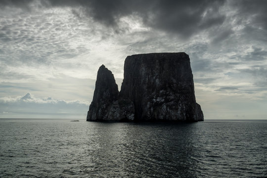 Markanter Kickers Rock vor der Westk&uuml;ste von Isla San Cristobal, Galapagos