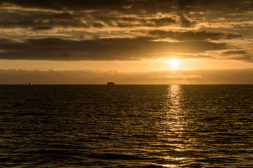 Sonnenuntergang über Meer und Schiffen, Galapagos