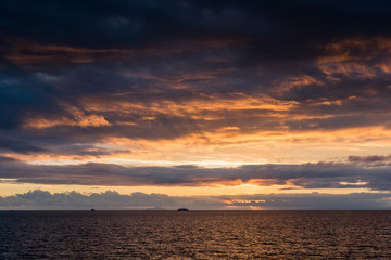 Fototapeta na wymiar Sonnenuntergang über Meer und Schiffen, Galapagos