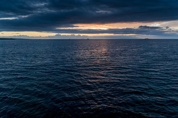 Obraz premium Sonnenuntergang über Meer und Schiffen, Galapagos