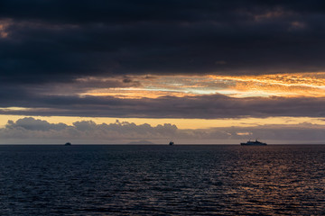 Obraz na płótnie Canvas Sonnenuntergang über Meer und Schiffen, Galapagos