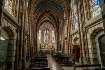 Fototapeta na wymiar Im Innern der Basílica del Voto Nacional in Quito