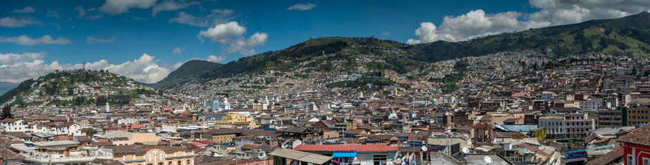 Fototapeta premium Panorama-Aussicht von der Basílica del Voto Nacional in Quito