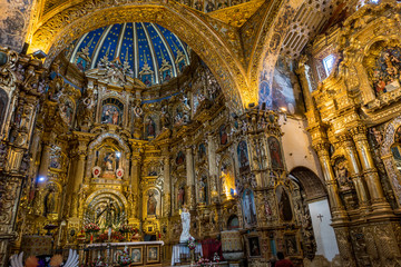 Fototapeta na wymiar Im Innern der Kirche Iglesia de San Francisco mit viel Gold Dekoration, Quito