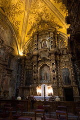 Fototapeta na wymiar Im Innern der Kirche Iglesia de San Francisco mit viel Gold Dekoration, Quito