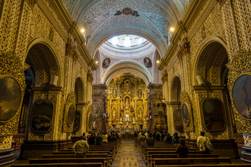 Fototapeta na wymiar Golden verzierte Iglesia de la Merced in der Altstadt von Quito