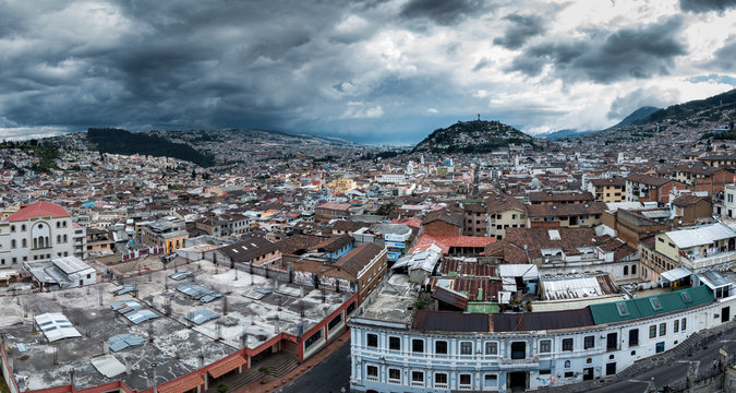 Aussicht von der Basílica del Voto Nacional in Quito