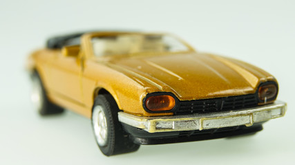 Obraz na płótnie Canvas Spielzeugauto Gold Jaguar