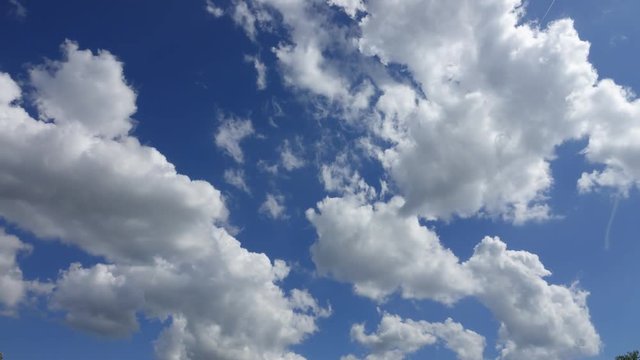 Animation blue sky with white clouds - time lapse 