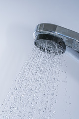 Fototapeta na wymiar Wasser in der Dusche spritzt aus dem Duschkopf