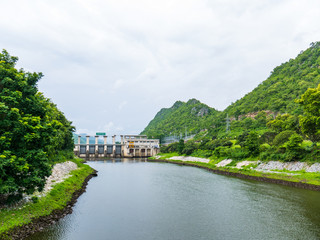 Fototapeta na wymiar Front of dam and river