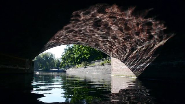 Wasserwellen Reflexion in einem altem Tunnel