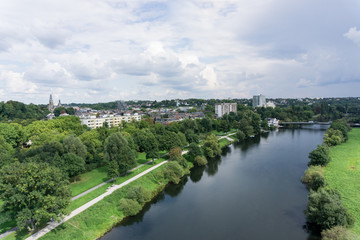 Luftbild Promenade mit Spazierweg am Fluss