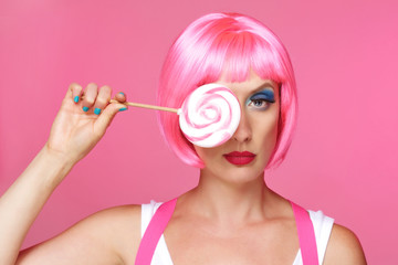 femme sexy glamour avec perruque rose et maquillage bleu et sucette 