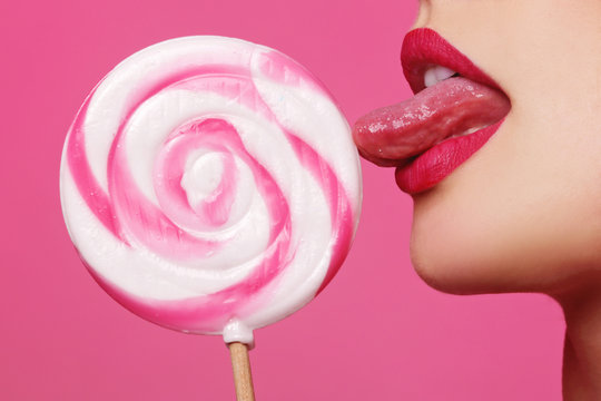 bouche femme sexy glamour l&eacute;chant sucette 