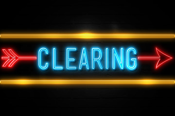 Obraz premium Clearing - fluorescent Neon Sign on brickwall Front view