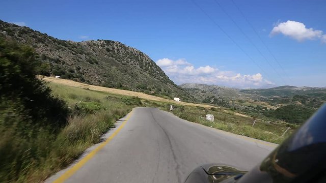 Kamerafahrt einer Autofahrt durch die Berge von Kreta auf einer Landstra&szlig;e