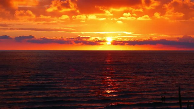 Sensationeller Sonnenuntergang an der Nordsee mit sanften Wellen
