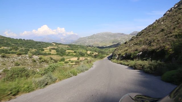 Kamerafahrt einer Autofahrt durch die Berge von Kreta auf einer Landstra&szlig;e