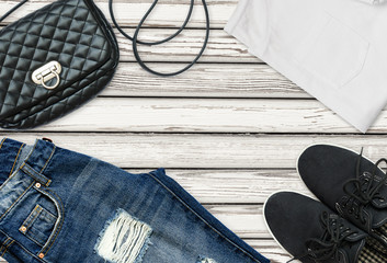 White t-shirt, blue boyfriend jeans, bag and black textile shoes