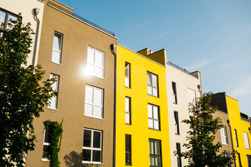 Fototapeta premium modern rowhouses in berlin with lens flare in the windows