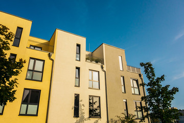 Fototapeta premium high contrasted townhouses at berlin
