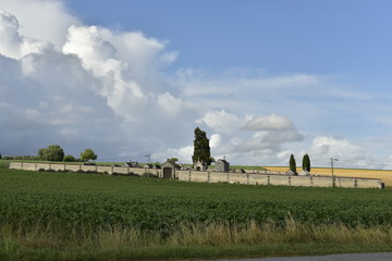 Obraz premium Arrivée d'un front orageux sur le cimetière rustique de Champagne, au Périgord Vert