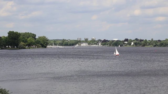 Segelboot segelt &uuml;ber die Au&szlig;enalster Hamburg