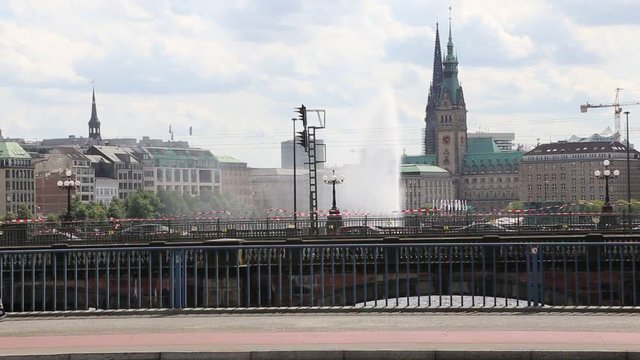 Hamburg Kennedybr&uuml;cke mit lebhaftem Verkehr