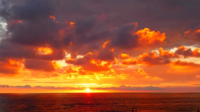 Sensationeller Sonnenuntergang an der Nordsee mit sanften Wellen