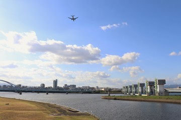 大阪の淀川大堰と飛行機