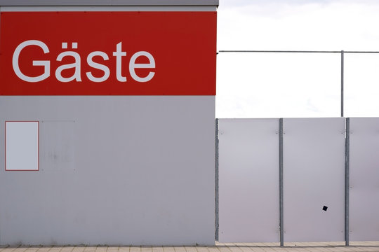 G&auml;steeingang Fu&szlig;ballstadion  / Der G&auml;steeingang au&szlig;erhalb eines Fu&szlig;ballstadions mit einem Sichtschutz.