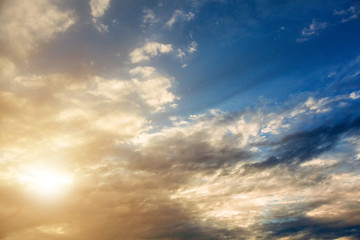 Obraz premium A beautiful sunset sky over the sea.