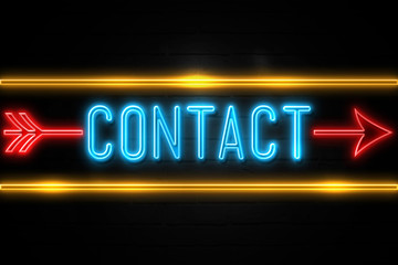 Obraz premium Contact - fluorescent Neon Sign on brickwall Front view