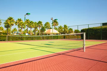 Wandaufkleber Beautiful tennis court in sunny day © Africa Studio