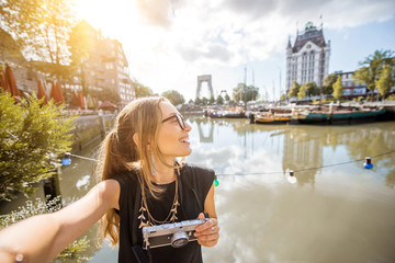 Portrait d& 39 une jeune femme touriste avec photocamera debout dans le vieux port de la ville de Rotterdam