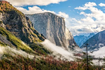 Zelfklevend Fotobehang Yosemite Valley at cloudy autumn morning © haveseen