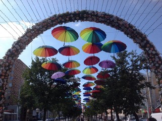 улица, украшенная разноцветными зонтами