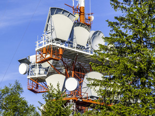 Funkturm mit Satellitenschüssel