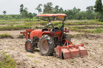 Obraz premium Thai farmers are using a tractor to prepare the soil for growing rice.