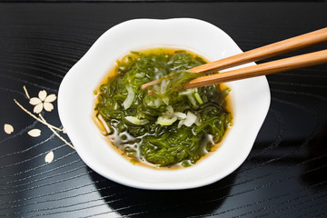 めかぶを食べる
