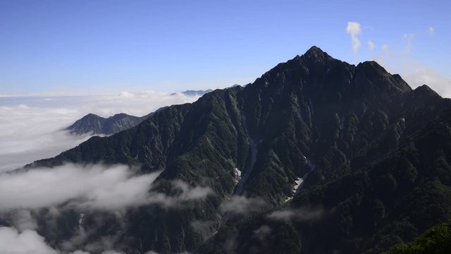 雲海に覆われてゆく剱岳