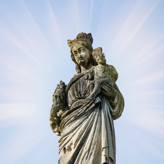 Obraz premium Partially destroyed ancient statue of the Virgin Mary with the baby Jesus Christ (Religion, faith, eternal life, God, the soul concept)