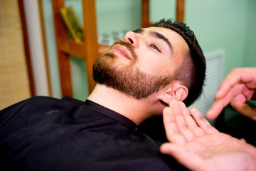 Obraz premium Man getting his beard trimmed