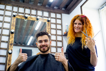 Obraz premium Master cutting hair
