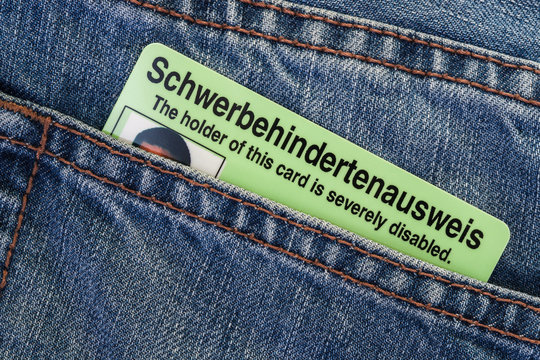 Schwerbehindertenausweis in Hosentasche