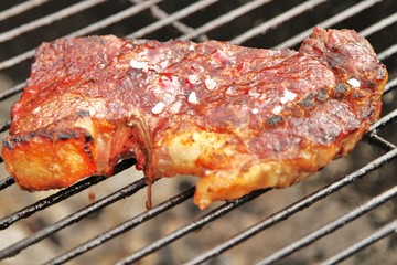 saftiges Steak auf dem Grill / Rindfleisch / Gegrillt
